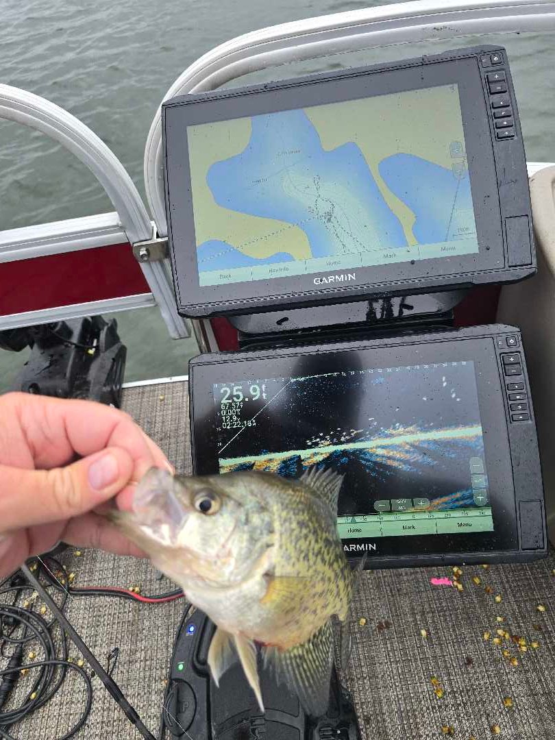 Dual Garmin screens marking a crappie school